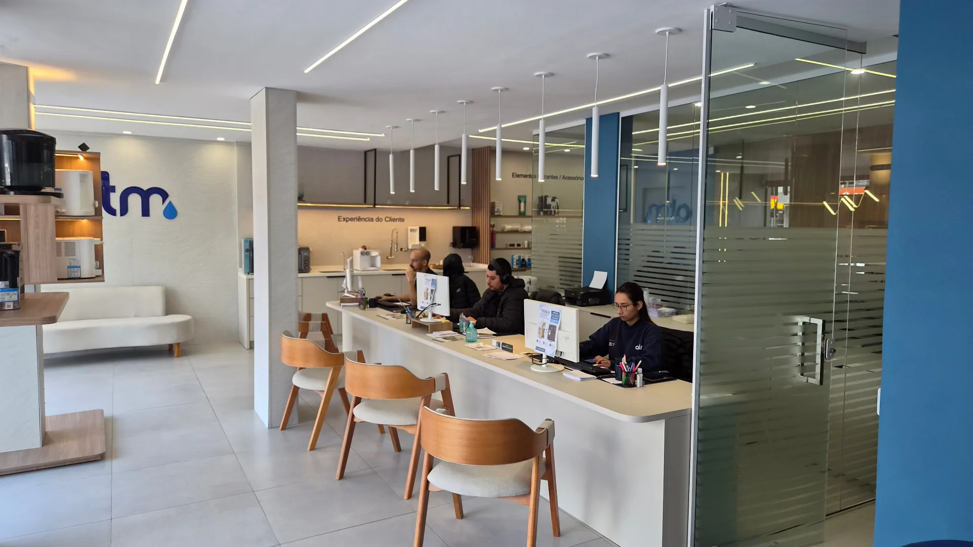 Equipe da ATM Purificadores atendendo no balcão da loja e showroom em Itajaí